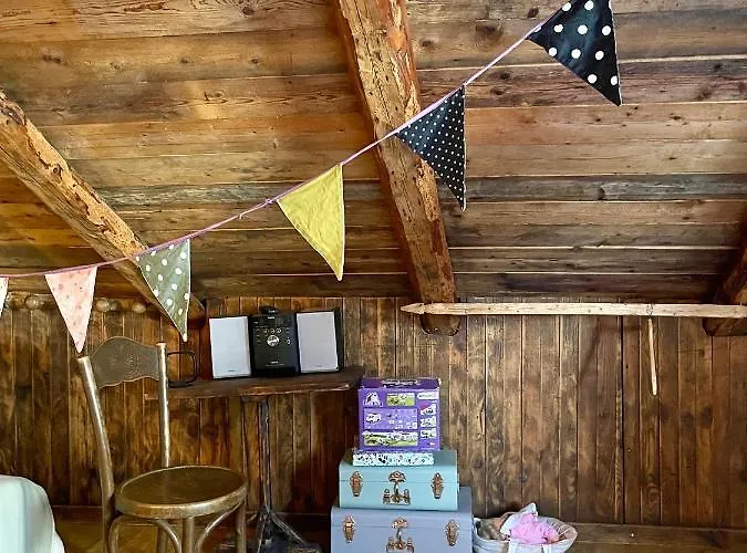 Chalet Typique Accueillant Jusqu'a 9 Personnes