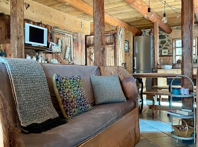 Chalet Typique Accueillant Jusqu'a 9 Personnes